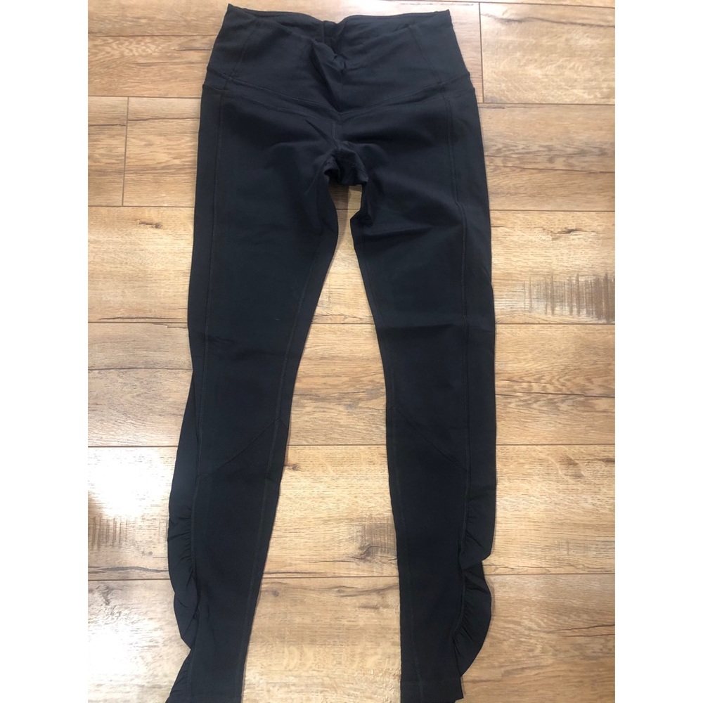 Lululemon black leggings, w/ back zipper pocket 6